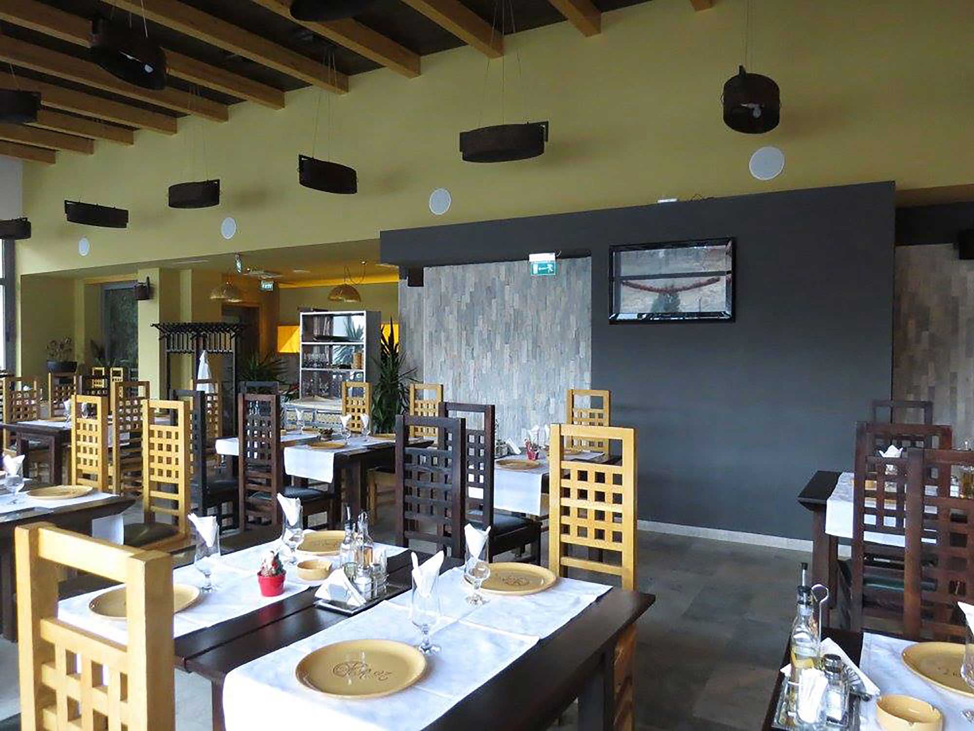 Salon Roata Norocului cu mese pregătite și decor tradițional