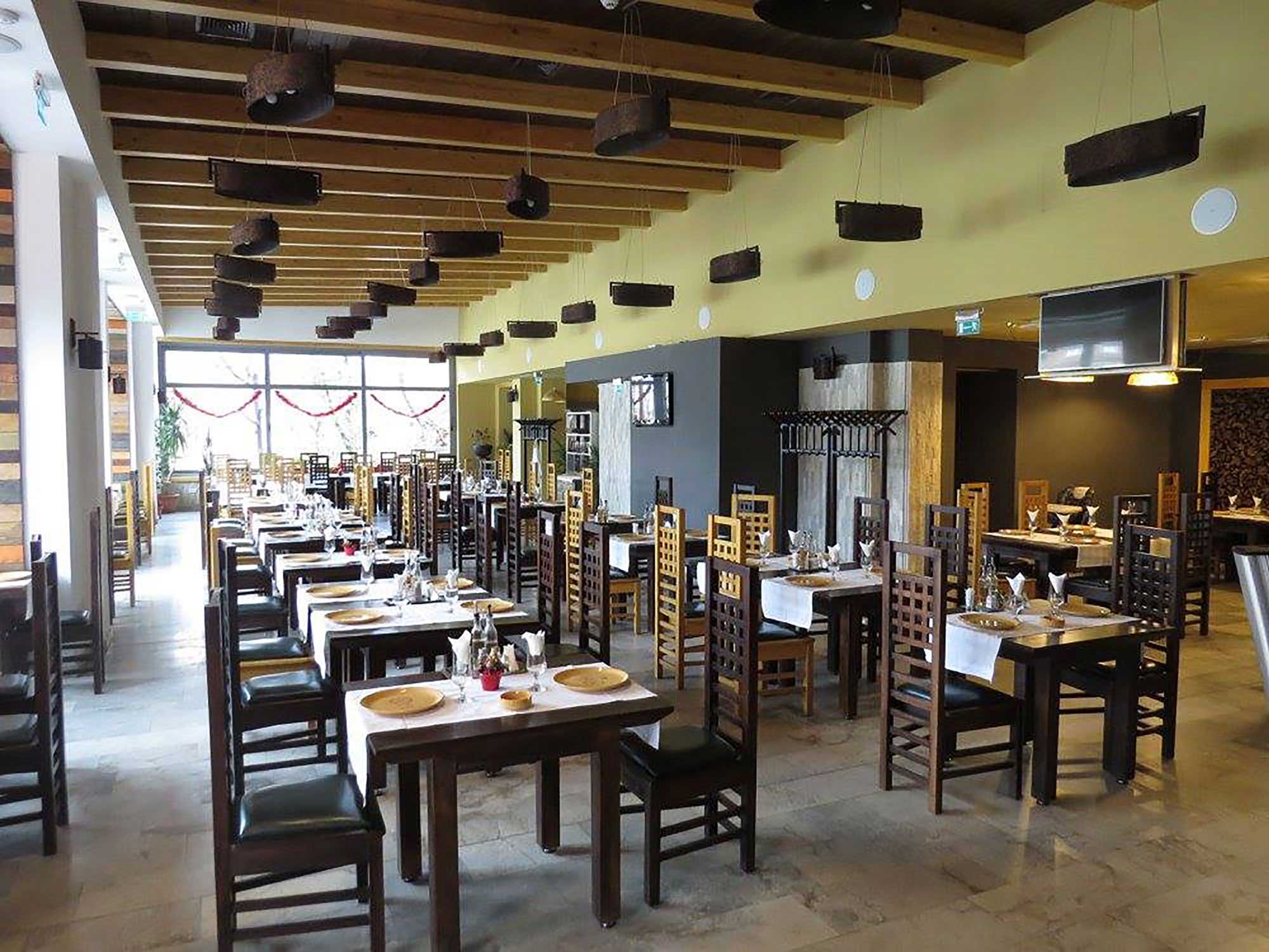 Salonul mare al restaurantului Roata Norocului